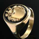 Yellow gold 333 signet ring with unengraved coat o… - фото 2