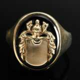 Yellow gold 333 signet ring with unengraved coat o… - фото 3