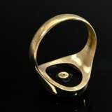 Yellow gold 333 signet ring with unengraved coat o… - фото 4