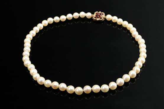 Cultured pearl choker on floral Biedermeier rose g… - фото 1 Cultured pearl choker on floral Biedermeier rose g… - фото 1
