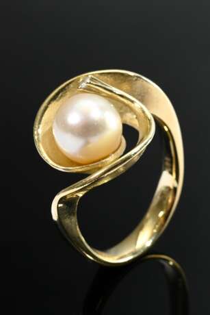 Modern twisted 585 yellow gold ring with cultured … - photo 1