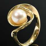 Modern twisted 585 yellow gold ring with cultured … - photo 1