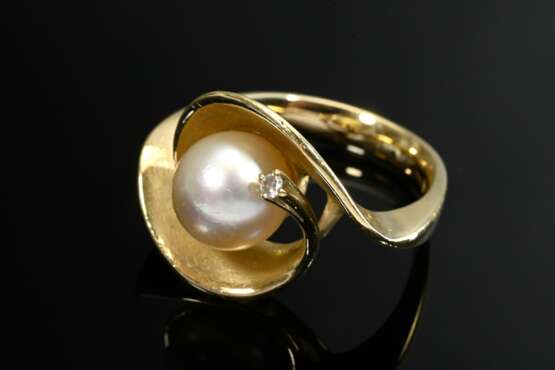 Modern twisted 585 yellow gold ring with cultured … - photo 2