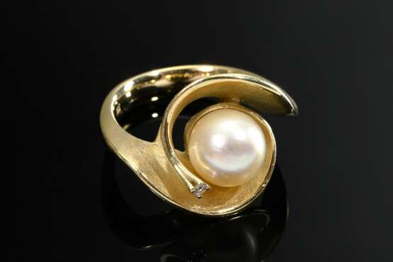 Modern twisted 585 yellow gold ring with cultured … - photo 3