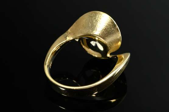 Modern twisted 585 yellow gold ring with cultured … - photo 4