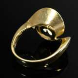 Modern twisted 585 yellow gold ring with cultured … - photo 4