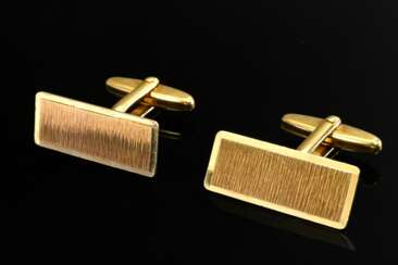 Pair of 750 yellow gold cufflinks with finely text…