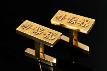 Pair of yellow gold 750 cufflinks with Chinese cha…