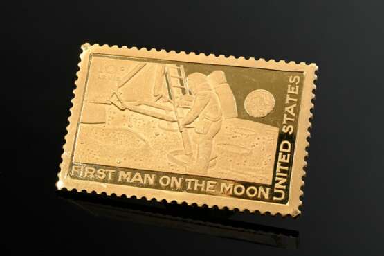 Yellow gold 917 stamp plaque commemorating the moo… - фото 1 Yellow gold 917 stamp plaque commemorating the moo… - фото 1