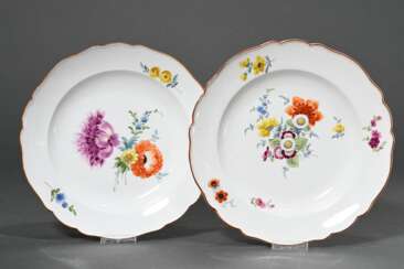 Pair of early Meissen plates with floral decoratio…