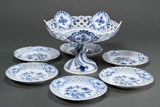 7 Pieces of Meissen ‘onion pattern’ with underglaz… - фото 2
