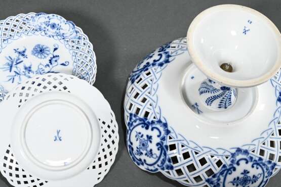 7 Pieces of Meissen ‘onion pattern’ with underglaz… - фото 3