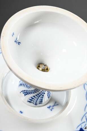 7 Pieces of Meissen ‘onion pattern’ with underglaz… - фото 4