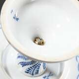 7 Pieces of Meissen ‘onion pattern’ with underglaz… - фото 4