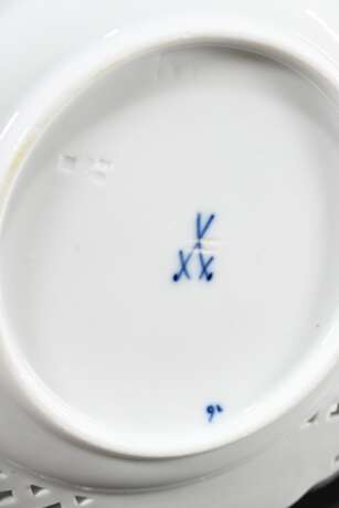 7 Pieces of Meissen ‘onion pattern’ with underglaz… - фото 5