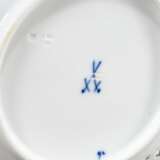 7 Pieces of Meissen ‘onion pattern’ with underglaz… - фото 5