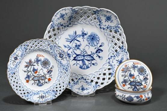 3 Various Meissen pieces with ‘onion pattern’ in u… - photo 1 3 Various Meissen pieces with ‘onion pattern’ in u… - photo 1