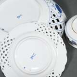 3 Various Meissen pieces with ‘onion pattern’ in u… - photo 3