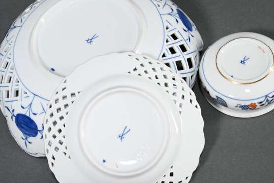 3 Various Meissen pieces with ‘onion pattern’ in u… - photo 3 3 Various Meissen pieces with ‘onion pattern’ in u… - photo 3