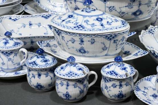 43 Pieces Royal Copenhagen ‘Musselmalet Blue flute… - photo 4