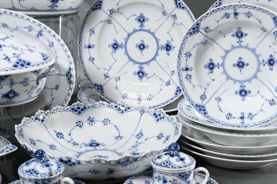 43 Pieces Royal Copenhagen ‘Musselmalet Blue flute… - photo 5