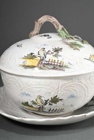 Large Stralsund faience lidded tureen on a Rococo-… - фото 1