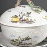 Large Stralsund faience lidded tureen on a Rococo-… - фото 1