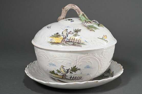 Large Stralsund faience lidded tureen on a Rococo-… - фото 2
