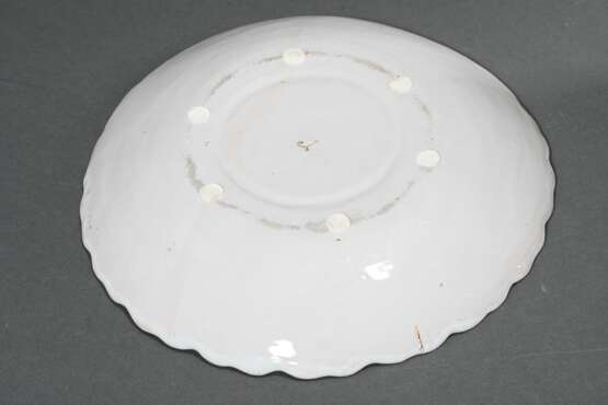 Large Stralsund faience lidded tureen on a Rococo-… - фото 4