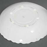 Large Stralsund faience lidded tureen on a Rococo-… - фото 4