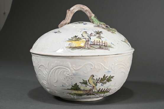Large Stralsund faience lidded tureen on a Rococo-… - фото 5