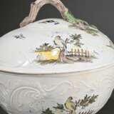 Large Stralsund faience lidded tureen on a Rococo-… - фото 6