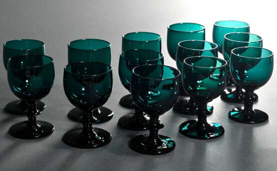 13 Grüne Biedermeier Gläser mit halbrunder Kuppa ü… - Foto 1