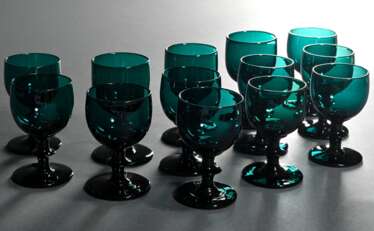 13 Grüne Biedermeier Gläser mit halbrunder Kuppa ü…