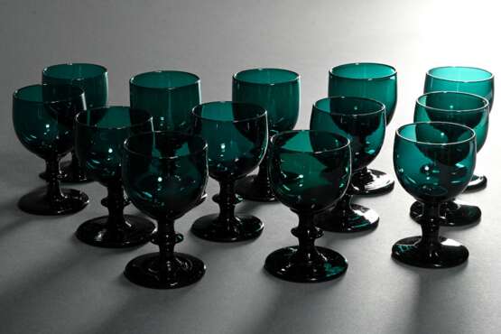 13 Grüne Biedermeier Gläser mit halbrunder Kuppa ü… - Foto 2
