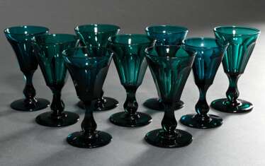 9 Grüne Biedermeier Gläser mit Flächenschliff auf …