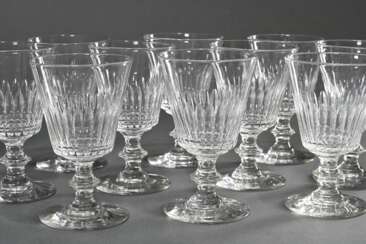11 Französische Weingläser mit halbem Rillenschlif…
