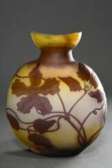 Gallé Vase mit rund abgeflachtem Korpus und schiff…