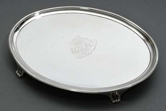 Oval salver in simple design with engraved coat of… - photo 1
