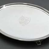 Oval salver in simple design with engraved coat of… - photo 1