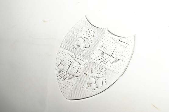 Oval salver in simple design with engraved coat of… - photo 3