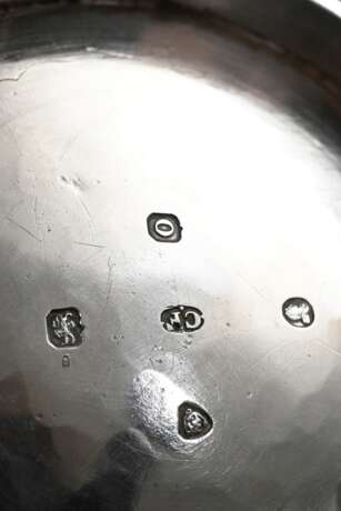 A George IV teapot in an elegant round shape with … - photo 5 A George IV teapot in an elegant round shape with … - photo 5