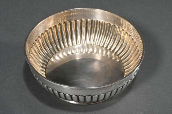 Round bowl with fluted decoration and engraved fam… - photo 2