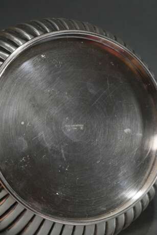 Round bowl with fluted decoration and engraved fam… - photo 3