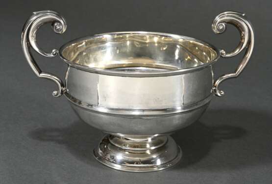 English bowl with handles on a recessed round base… - фото 1