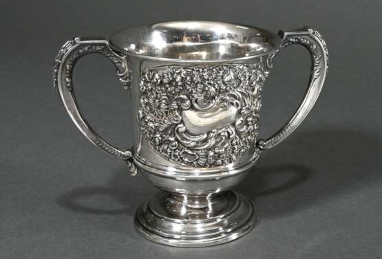 English cup with floral and rocaille ornaments and… - photo 1 English cup with floral and rocaille ornaments and… - photo 1