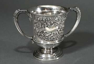 Englischer Pokal mit floral- und Rocailleornamente…