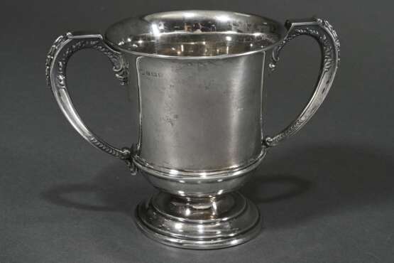 English cup with floral and rocaille ornaments and… - photo 2 English cup with floral and rocaille ornaments and… - photo 2