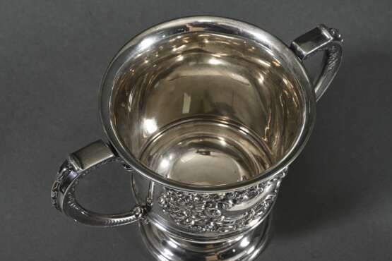 English cup with floral and rocaille ornaments and… - photo 3 English cup with floral and rocaille ornaments and… - photo 3