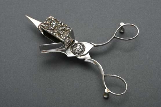 Wick trimmer with floral relief, 800 silver, 87g, … - фото 1 Wick trimmer with floral relief, 800 silver, 87g, … - фото 1